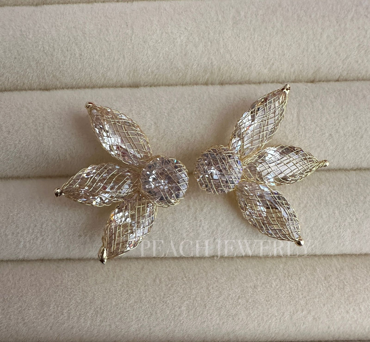 Aretes media flor con pedrería