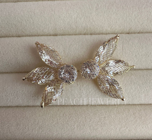 Aretes media flor con pedrería